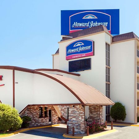 Howard Johnson By Wyndham Arlington Ballpark / Six Flags Exterior photo
