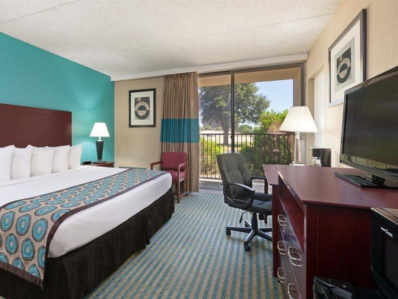 Howard Johnson By Wyndham Arlington Ballpark / Six Flags Exterior photo