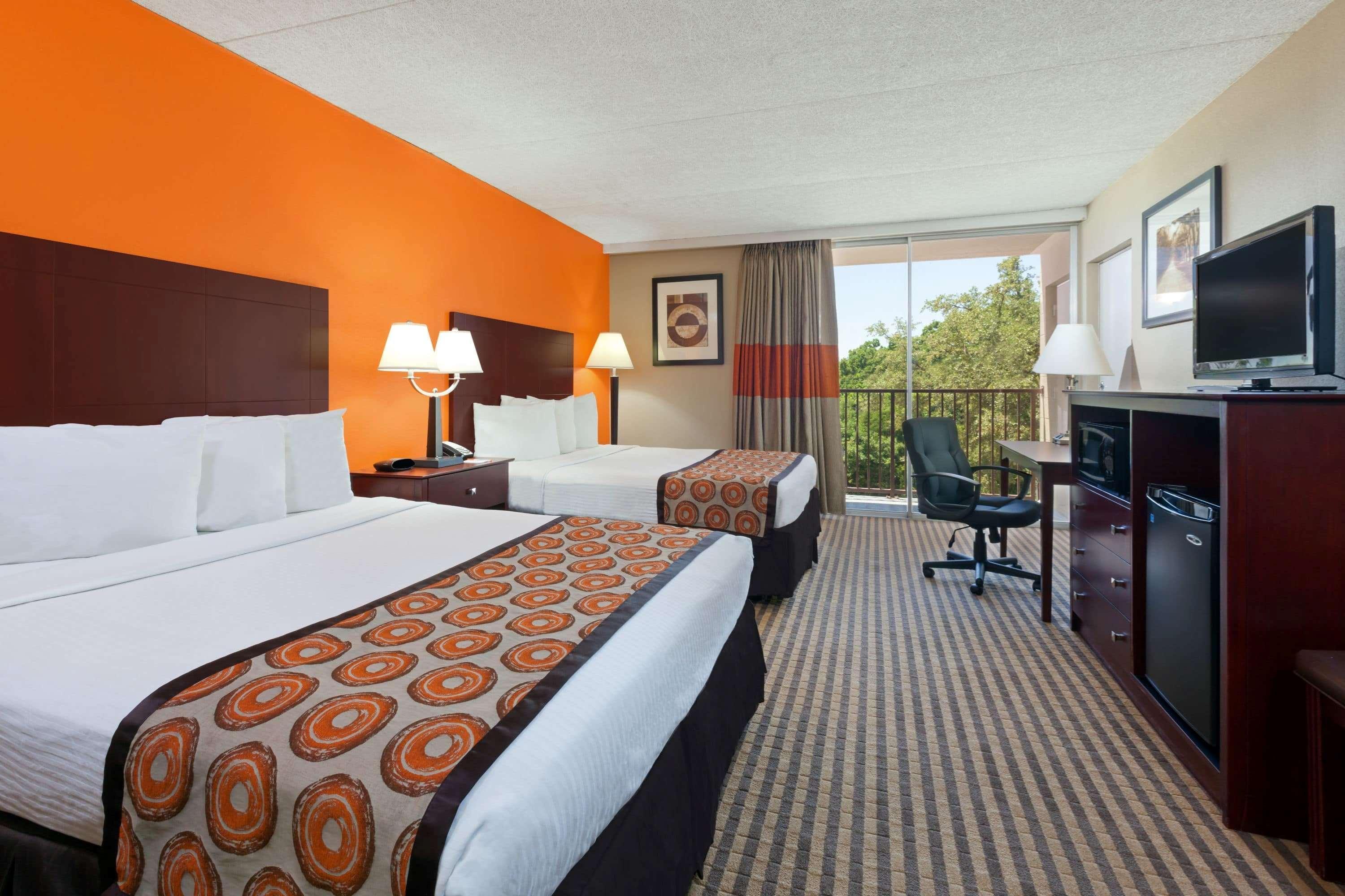 Howard Johnson By Wyndham Arlington Ballpark / Six Flags Exterior photo