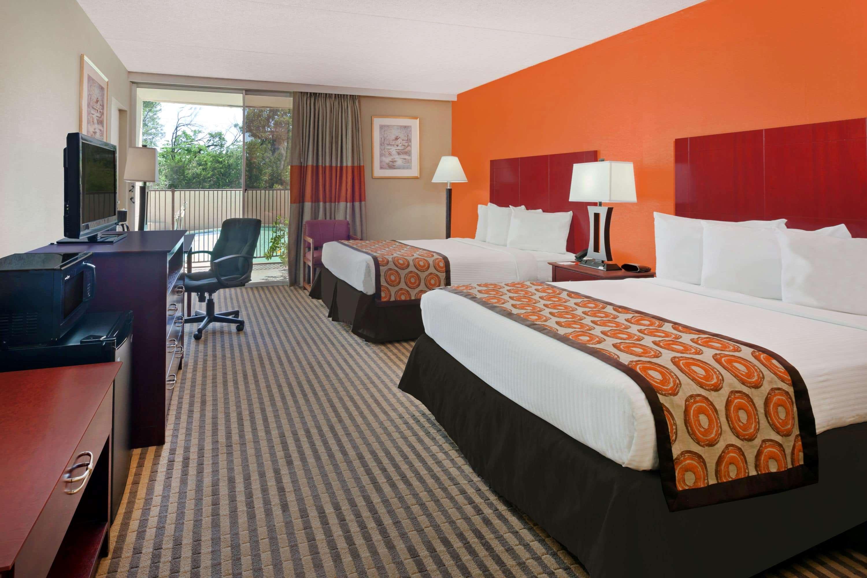 Howard Johnson By Wyndham Arlington Ballpark / Six Flags Exterior photo