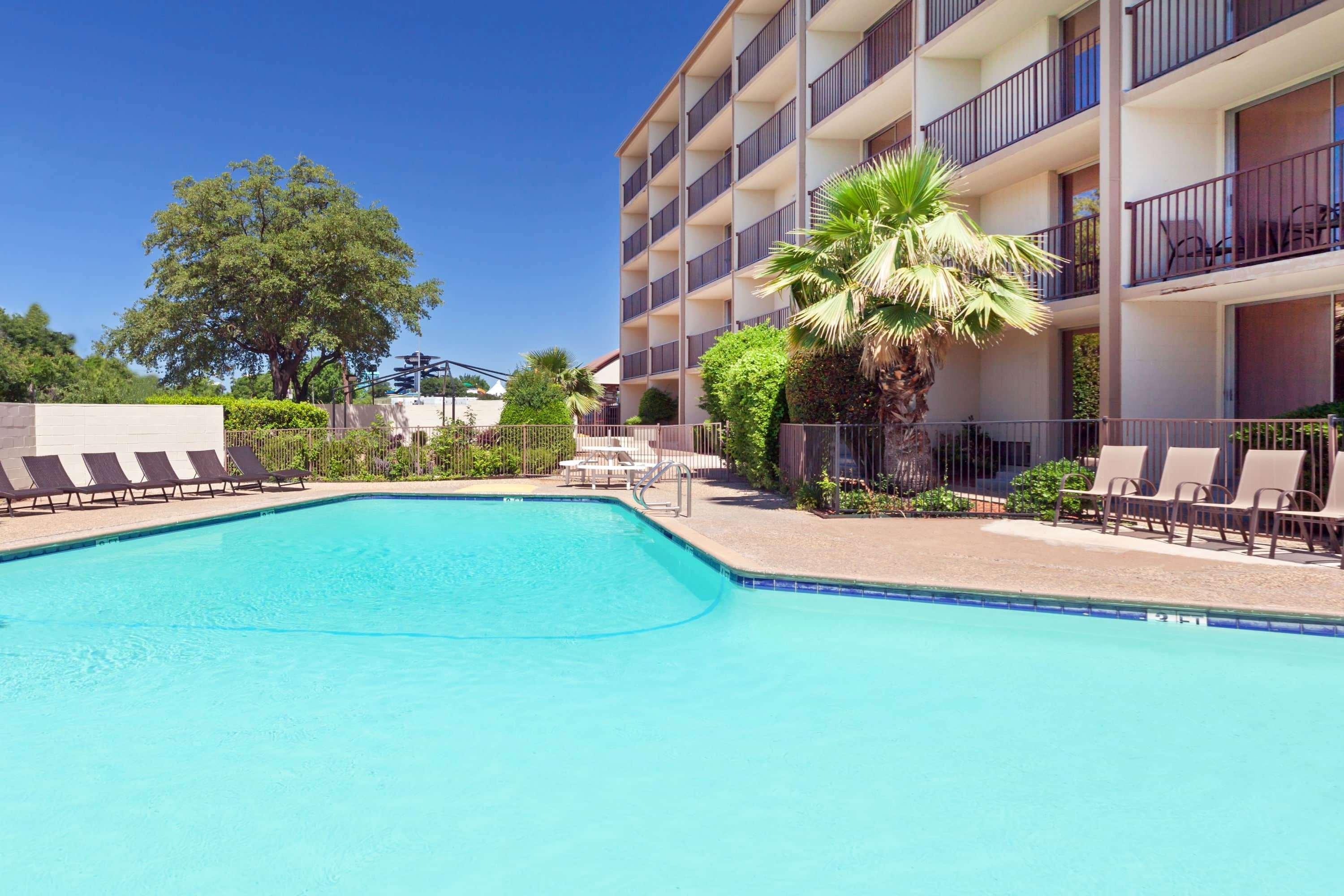 Howard Johnson By Wyndham Arlington Ballpark / Six Flags Exterior photo