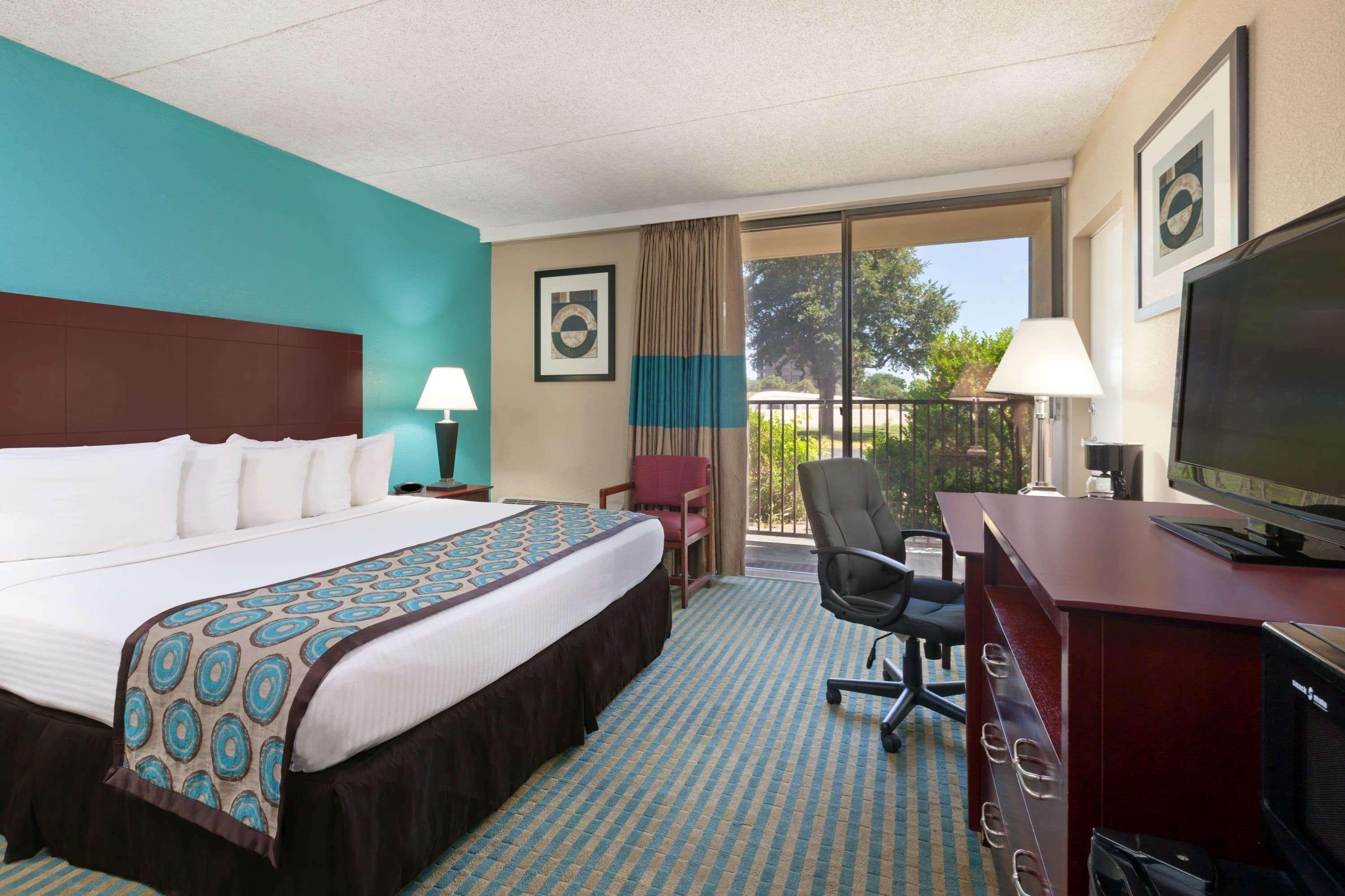 Howard Johnson By Wyndham Arlington Ballpark / Six Flags Exterior photo