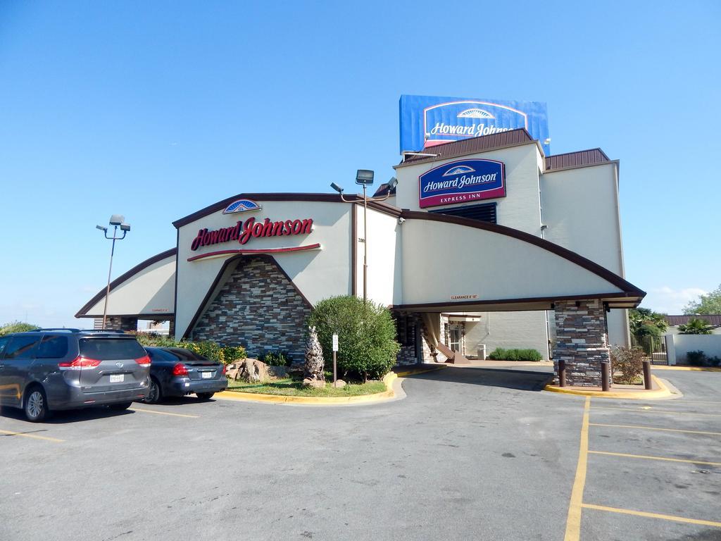 Howard Johnson By Wyndham Arlington Ballpark / Six Flags Exterior photo
